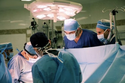 ویدئویی از کادر درمان ایرانی در اتاق عمل عمان وایرال شد/فیلم