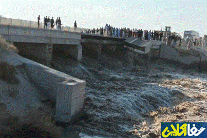 تخریب پل توکل آباد بر اثر سیلاب در ریگان / فیلم