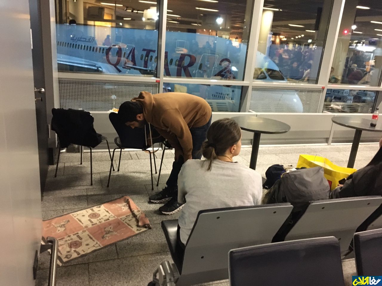 نماز خواندن مرد جوان عرب در فرودگاه فرانکفورت آلمان/عکس