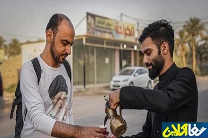 پذیرایی از زوار اربعین با قهوه عراقی / تصاویر