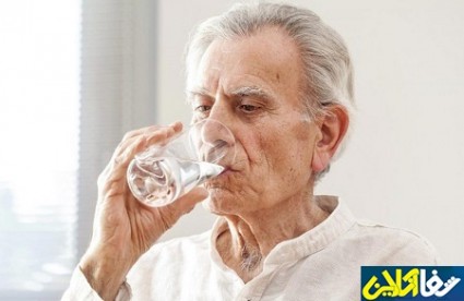 اهمیت نوشیدن آب کافی در سالمندان/فیلم