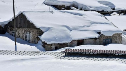 این روستا هر سال زیر برف دفن می‌شود /تصاویر