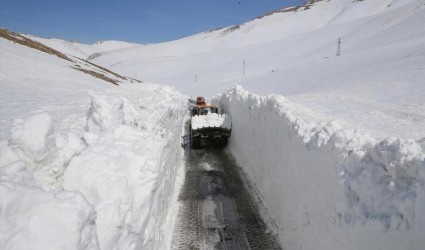 بازگشایی جاده‌ای که هفت متر برف در آن بارید /عکس