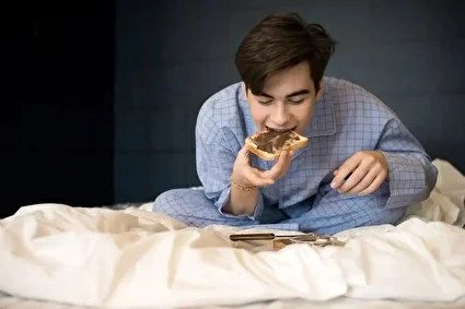 چرا شب‌ها هوس شیرینی می‌کنیم؟