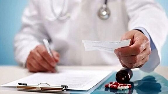 ترفند جالب پزشک تقلبی برای درآمدزایی