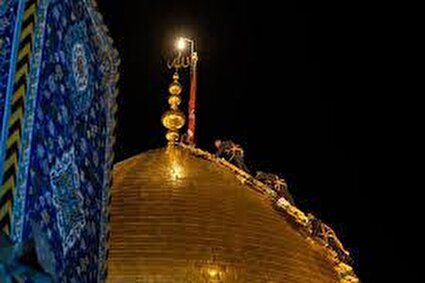 غبارروبی گنبد طلای حرم امام حسین(ع) در آستانه محرم /تصاویر