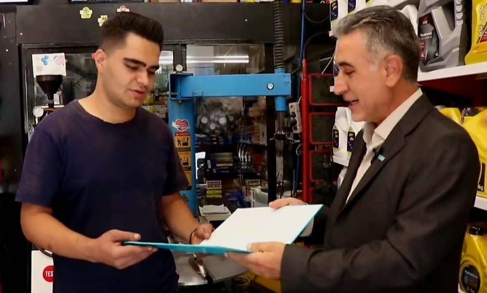 از جاری شدن اشک شوق برنده زنجانی تا باور نکردن برنده شدن شهروند ایلامی / جوایز برندگان جشنواره عید تا عید بیمه دی اهدا شد