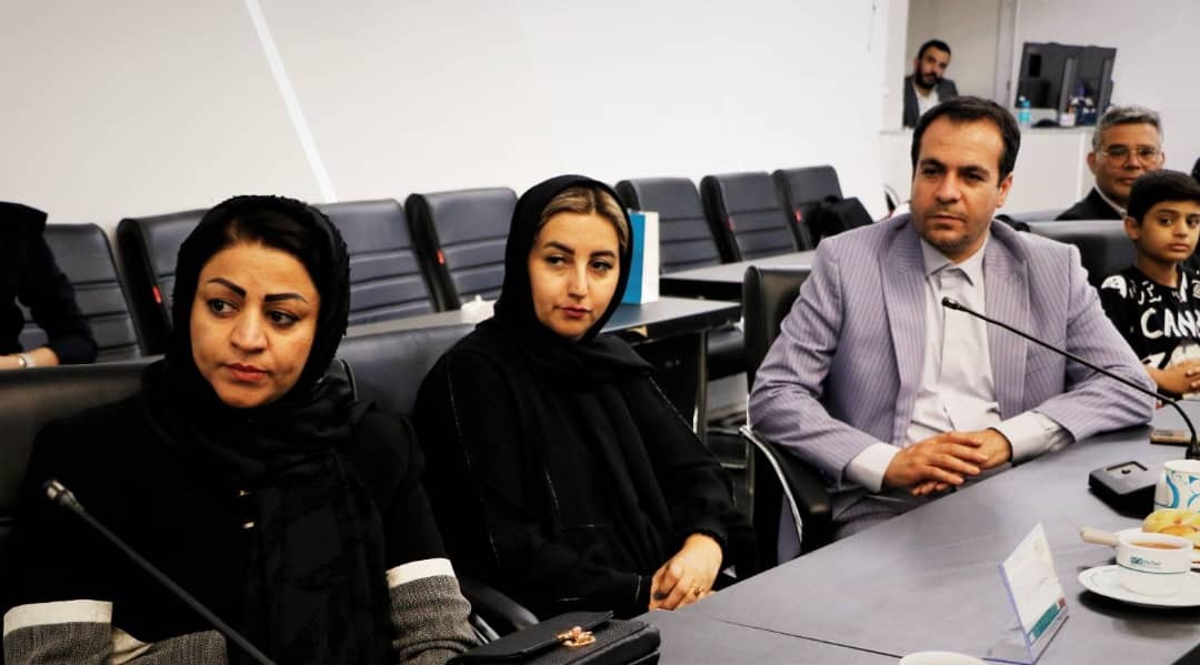 از جاری شدن اشک شوق برنده زنجانی تا باور نکردن برنده شدن شهروند ایلامی / جوایز برندگان جشنواره عید تا عید بیمه دی اهدا شد