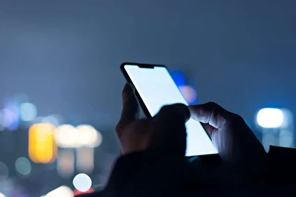 ۳ ویتامین برای محافظت شبکیه چشم از نور گوشی