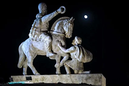 رونمایی از مجسمه «زانو زنندگان برابر ایران» /تصاویر