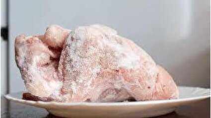 از آب داغ برای آب کردن غذاهای منجمد استفاده نکنید