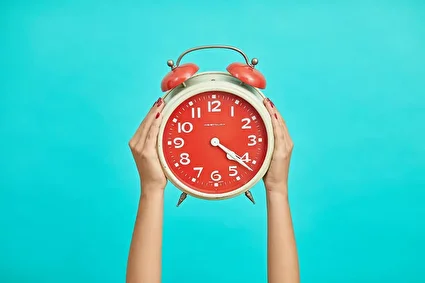 چرا چند دقیقه قبل از زنگ هشدار از خواب بیدار می‌شویم؟