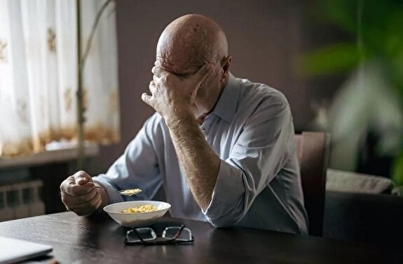 تنها غذاخوردن می‌تواند برای افراد مسن خطرناک باشد