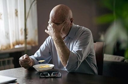 عوارض تنها غذاخوردن برای افراد مسن